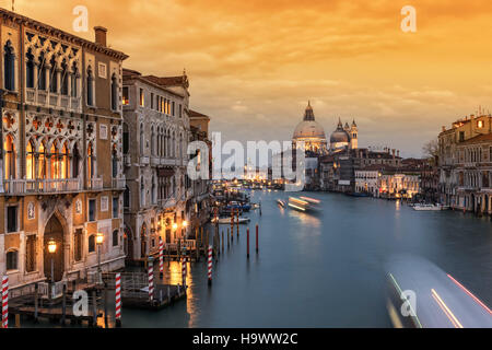 Blick vom Ponte Dell Accademia, Canale Grande, Palazzo Cavalli-Franchetti, Basilica di Santa Maria della Salute, Venedig, Venezia, Venedig, Veneto, Italia Stockfoto