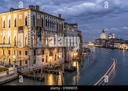 Blick vom Ponte Dell Accademia, Canale Grande, Palazzo Cavalli-Franchetti, Basilica di Santa Maria della Salute, Venedig, Venezia, Venedig, Veneto, Italia Stockfoto