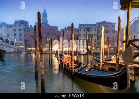 Gondel in der Nähe von Rialto-Brücke, Canal Grande bei Dämmerung, Nebel, Gondel, Venedig, Venezia, Venedig, Italien, Europa Stockfoto