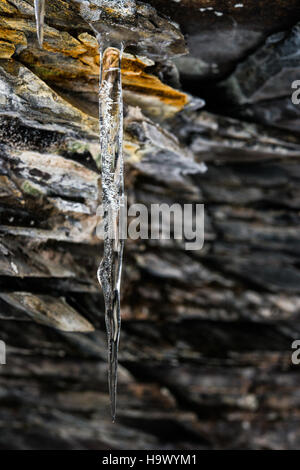 Ein Foto, das die atemberaubende Schönheit von Eisformationen zeigt, insbesondere einen Eiszapfen, der als „Ice-Spike“ bezeichnet wird. Das Bild zeigt die komplizierten Details des Eises, mit gefrorenen Strukturen, die im Laufe der Zeit natürlich geformt sind und oft in Gletscherregionen oder kälteren Klimazonen vorkommen. Stockfoto