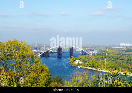 Rostige unvollendete Brücke in Kiew, Ukraine Stockfoto