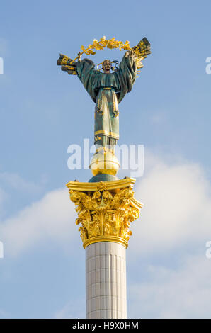 Statue des Berehynia an der Oberseite Unabhängigkeits-Denkmal auf dem Maidan Nezalezhnosti in Kiew, Ukraine Stockfoto