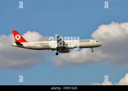 Turkish Airlines Airbus A321-200 TC-JRI landet auf dem Flughafen London Heathrow, Vereinigtes Königreich Stockfoto