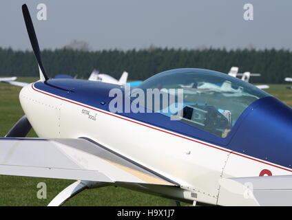 Extra 300L geparkt auf White Waltham Flugplatz, UK Stockfoto