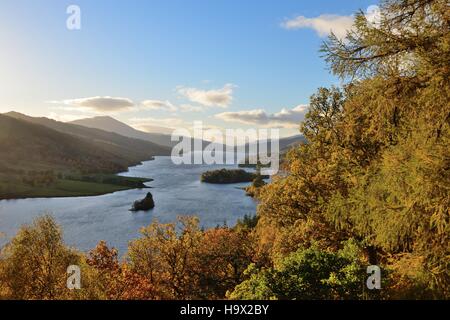 Queen's View im Herbst, ein Blick entlang Loch Tummel in Richtung Schiehallion Mountain in Perthshire, Schottland Stockfoto