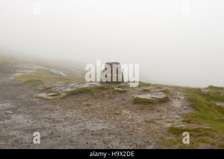 Der Aussichtspunkt Bealach na Ba (Pass of the Cattle) Cairn, umhüllt von Nebel auf der Applecross-Halbinsel, Highland, Schottland. Stockfoto