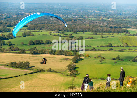 Parascenders und Drachenfliegen fliegen von Devil es Dyke in East Sussex Stockfoto