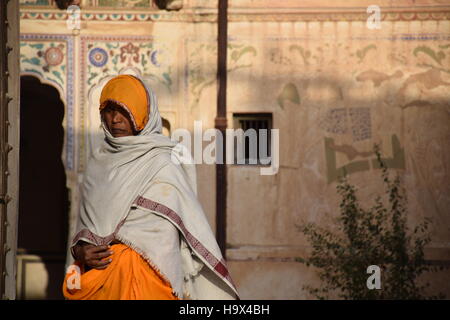 Inderin mit bunten Kleid in einem alten traditionellen Haveli in Mandawa, Rajasthan, Indien Stockfoto