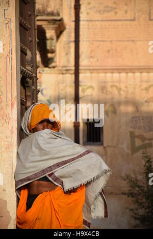 Inderin mit bunten Kleid in einem alten traditionellen Haveli in Mandawa, Rajasthan, Indien Stockfoto