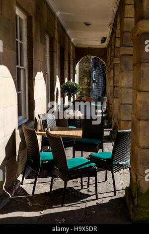 Café Sitz und Tische im Freien in der Spa Buxton im Peak District Derbyshire England Stockfoto