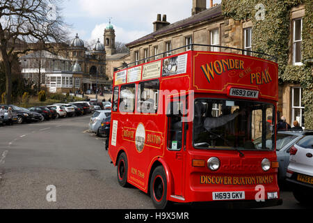 Red Wonder of Peak Tourbus in Buxton Stadt Derbyshire Peak District England geparkt Stockfoto