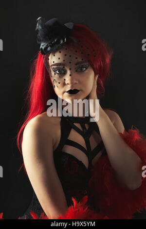 Burlesque Tänzerin junge Frau posiert für die Kamera Stockfoto