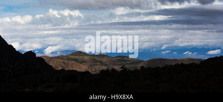 Bedrohliche Wolken schwebt über den Mazatzal Mountains. Mazatzal Wildnis, Arizona Stockfoto