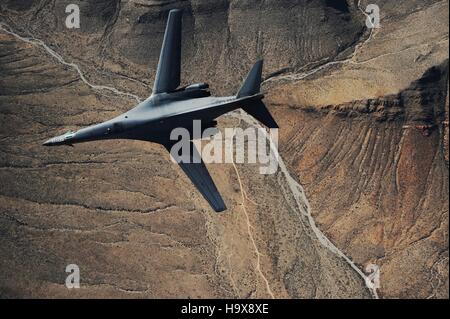 Ein B-1 b Lancer strahlgetriebenen schwere strategische Bomber Flugzeug Praktiken Flugmanöver während einer Trainingsmission 24. Februar 2010 über New Mexiko. Stockfoto