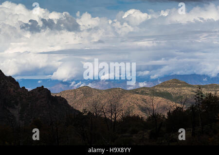 Bedrohliche Wolken schwebt über den Mazatzal Mountains. Mazatzal Wildnis, Arizona Stockfoto