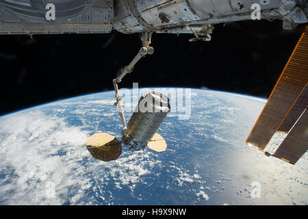 Die NASA International Space Station Canadarm2-Roboterarm fängt die orbitale ATK Cygnus Raumfahrzeug Frachtfahrzeug wie es 23. Oktober 2016 in der Erdumlaufbahn ankommt. Stockfoto