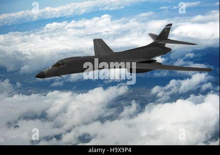 Ein B-1 b Lancer strahlgetriebenen schwere strategische Bomber Flugzeug fliegt über die Wolken während einer Trainingsmission 21. April 2010 über Norden von New Mexico. Stockfoto