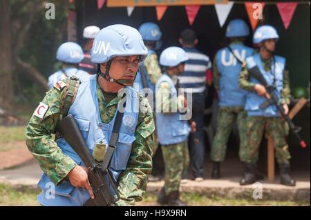 Royal Brunei Soldaten patrouillieren während eines simulierten Kordon und Suche Ausbildung für Übung Keris Aman 16. August 2015 in Port Dickson, Malaysia. Stockfoto