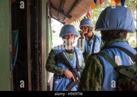 Royal Brunei Soldaten patrouillieren während eines simulierten Kordon und Suche Ausbildung für Übung Keris Aman 16. August 2015 in Port Dickson, Malaysia. Stockfoto