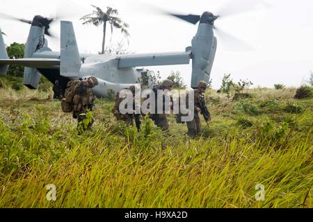 US-Soldaten verlassen ein MV-22 Osprey Tiltrotor Flugzeug während des Trainings Tiger Strike 11. November 2016 in der Provinz Sabah, Malaysia. Stockfoto