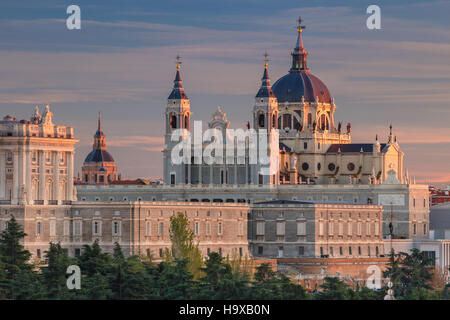 Madrid. Bild von Madrid Skyline mit Santa María la Real De La Almudena-Kathedrale und dem Königspalast während des Sonnenuntergangs. Stockfoto