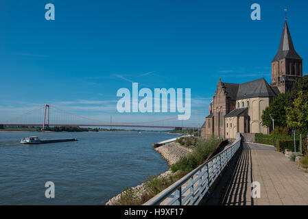 Martinikirche in Emmerich mit Blick auf die Rheinbrücke Stockfoto