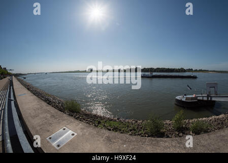 Schifffahrt auf dem Rhein bei Emmerich, Deutschland Stockfoto