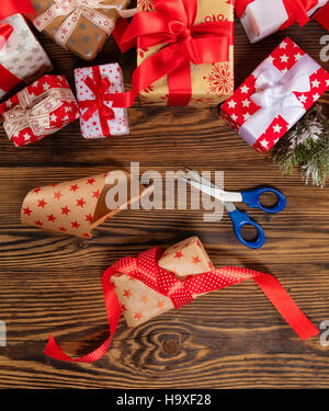 Weihnachtsgeschenke fertig verpackt, auf einem Holztisch Hintergrund gelegt Stockfoto
