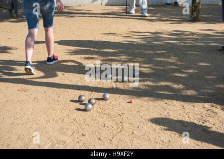 Spieler spielen Boule während eines Turniers Stockfoto