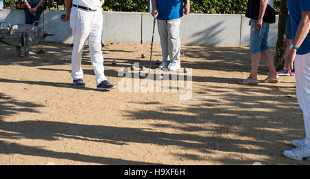 Spieler spielen Boule während eines Turniers Stockfoto