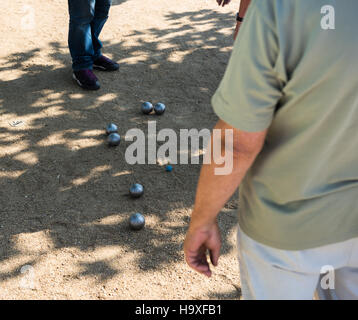 Spieler spielen Boule während eines Turniers Stockfoto