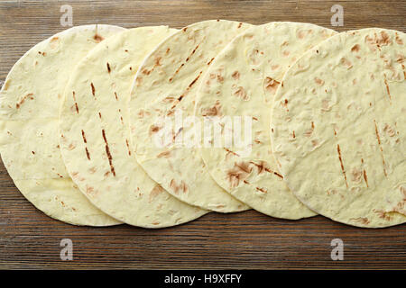 Pita-Brot auf hölzernen Hintergrund, lavash Stockfoto