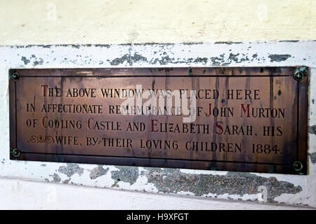 Messingplakette an der Nordwand des Kirchenschiffes in St James' Church, Kühlung, Kent. Stockfoto