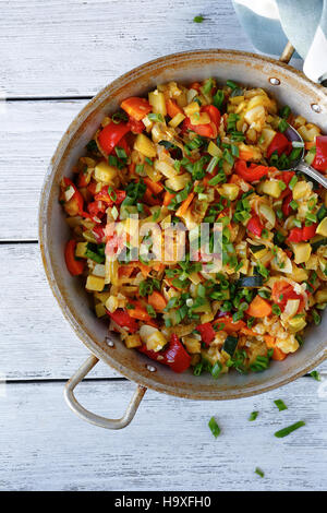 gedünstete Gemüse in einer Pfanne erhitzen Stockfoto