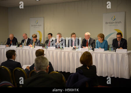 (links nach rechts) Hauptminister von Guernsey Gavin St Pier, Chief Minister von Isle Of Man Howard Quayle, erster Minister von Nordirland Arlene Foster, Staatssekretär für Nordirland James Brokenshire, erster Minister von Wales Carwyn Jones AM, Taoiseach Enda Kenny TD, stellvertretende erste Minister von Nordirland Martin McGuinness, erster Minister von Schottland Nicola Sturgeon MSP und Hauptminister von Jersey Senator Ian Gorst , der britische irische Ratsgipfel im Vale Resort in der Nähe von Cardiff zu besuchen. Stockfoto