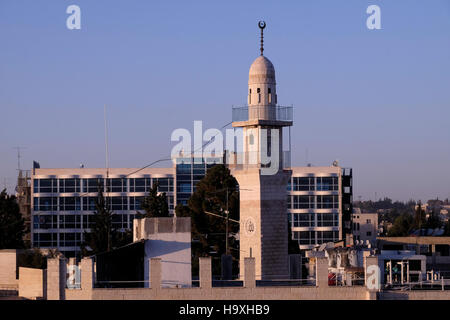 Minarett der Moschee al Adhami in Sultan Suleiman Straße außerhalb der alten Stadtmauern in Ost-Jerusalem Israel Stockfoto