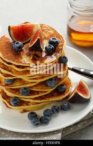 Brunch-Pfannkuchen mit Beeren, Essen Nahaufnahme Stockfoto