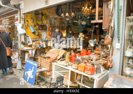 Paris, Frankreich - 3. November 2002: Menschen, Einkaufen auf dem Flohmarkt von Clignancourt in Paris Frankreich Stockfoto