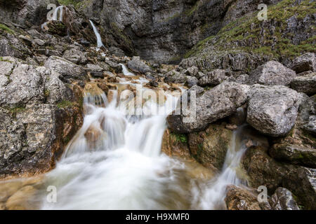 Gordale Narbe, Malham in voller Kraft nach starkem Regen. Eine slow-Shutter Geschwindigkeit Landschaft von Gordale Beck fällt durch den felsigen Vordergrund läuft. Stockfoto