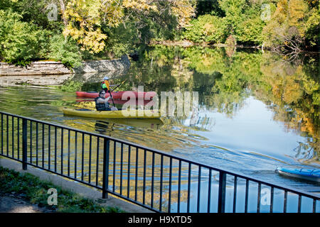 Mann und Frau ruhig paddeln Kajaks durch Kanal zwischen Lake Calhoun und See der Inseln. Minneapolis Minnesota MN USA Stockfoto