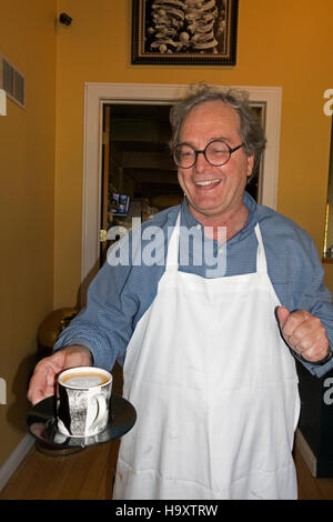 Mel-O-Glasur Bäckerei Barista bringen meine doppelten Espresso mit einem Schuss Sahne - es war sehr lecker.  Minneapolis Minnesota MN USA Stockfoto
