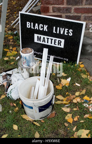 Black lebt Angelegenheit Rasen Plakat hinter Umbau Farbdosen, rühren, Eimer und Schaufeln. St Paul Minnesota MN USA Stockfoto