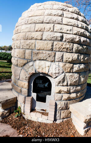 Historic Flieder Park Bienenstock Kamin als ein WPA-Projekt im Jahr 1939 erbaut. St. Louis Park, Minnesota MN USA Stockfoto