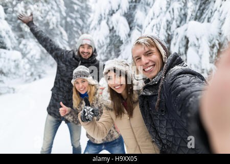 Mann nehmen Selfie Foto Lächeln Schnee Wald junge Menschen Freundesgruppe im freien Stockfoto