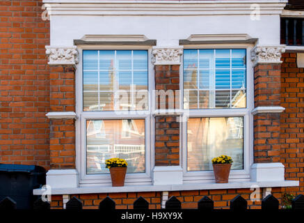 Einem typischen Londoner Edwardian Ära Haus mit Plats auf dem Fenster cill Stockfoto