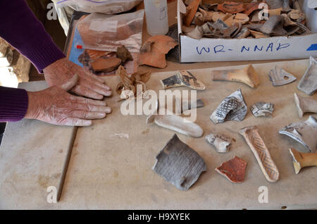 Grand Canyon Nps 8591819604 Grand Canyon Archäologie Tag 2013 machen ein Clay Pot 3433 Stockfoto