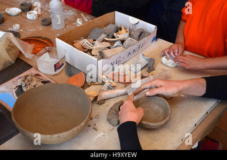 Grand Canyon Nps 8590717627 Grand Canyon Archäologie Tag 2013 machen ein Clay Pot 3504 Stockfoto