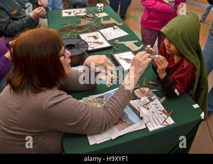 Grand Canyon Nps 8591815816 Grand Canyon Archäologie Tag 2013 machen Figuren 3669 Stockfoto