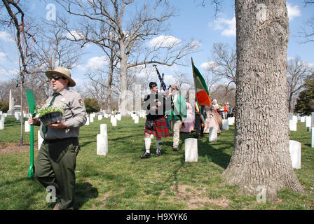 Das Arlington House auf dem Gelände des Arlington National Cemetery ist eine historische Stätte zu Ehren von Robert E. Lee. Die Hibernians, eine brüderliche Organisation, veranstalteten 2013 in dem Haus eine Veranstaltung, die seine Bedeutung in der US-Geschichte, insbesondere im Kontext des Bürgerkriegs und seines Vermächtnisses, hervorhob. Stockfoto
