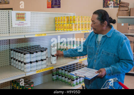 Das Food Distribution Program on Indian Reservations (FDPIR) des USDA bietet den indianischen Gemeinschaften wichtige Nahrungsmittelhilfe und unterstützt die Ernährung und Ernährungssicherheit. Stockfoto